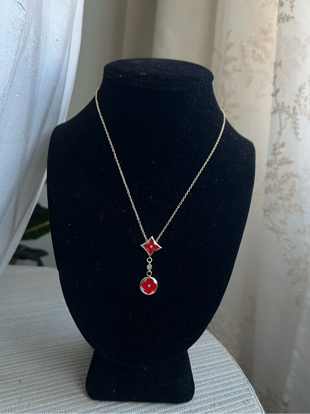 Good and red floral diamond and circle drop pendant